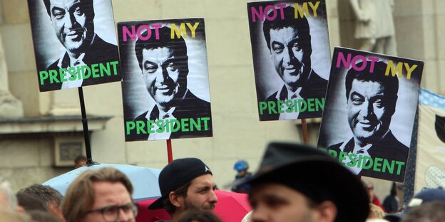 Demo-Schilder "Not my president" mit Söders Kopf