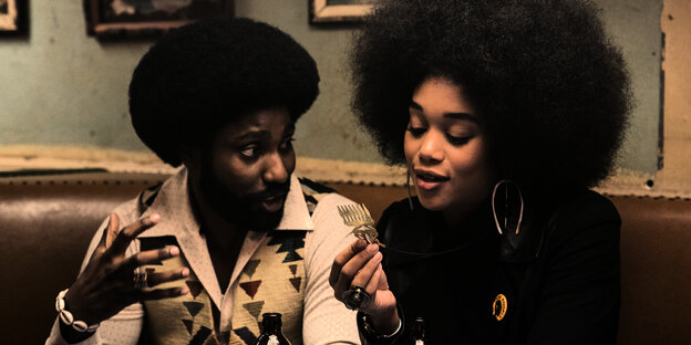 Still aus „BlacKkKlansman“: die Schauspieler John David Washington und Laura Harrier Still aus „BlacKkKlansman“: die Schauspieler John David Washington und Laura Harrier