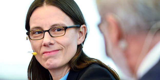 Katrin Sudder spricht mit einem Mann Katrin Sudder spricht mit einem Mann
