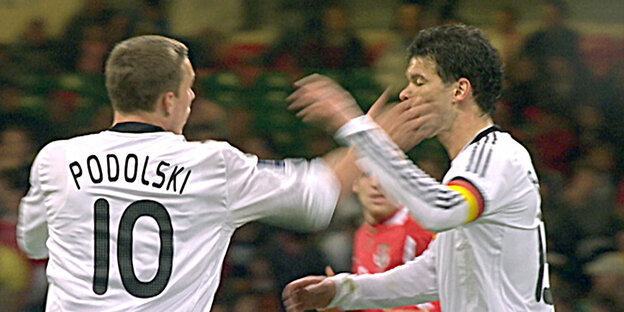 2009: Der Fußballspieler Lukas Podolski gibt Michael Ballack eine Ohrfeige 2009: Der Fußballspieler Lukas Podolski gibt Michael Ballack eine Ohrfeige