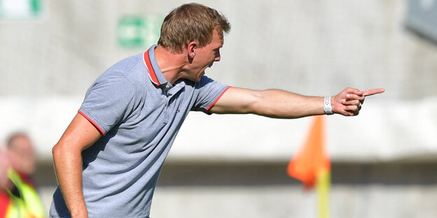 Julian Nagelsmann schreit am Spielfeldrand und zeigt mit dem Zeigefinger