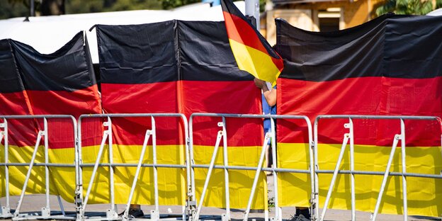 Eine Absperrung einer Veranstaltung ist von Deutschland-Fahnen gesäumt Eine Absperrung einer Veranstaltung ist von Deutschland-Fahnen gesäumt