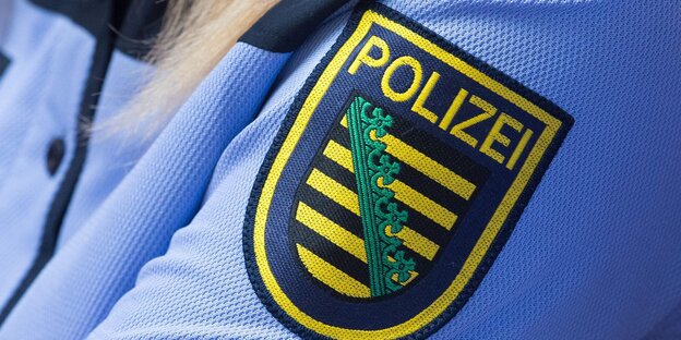 Das sächsische Wappen an der Uniform einer Polizistin Das sächsische Wappen an der Uniform einer Polizistin