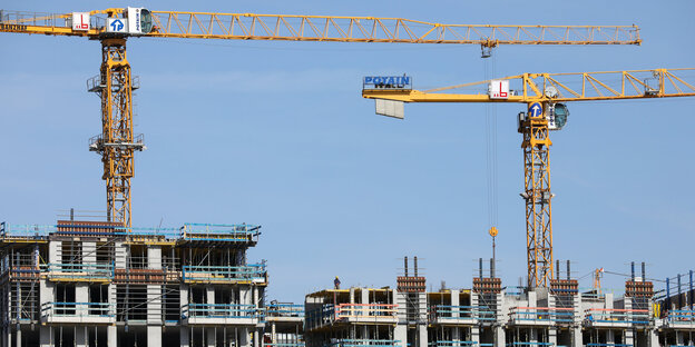 Zwei Kräne über einer Baustelle Zwei Kräne über einer Baustelle