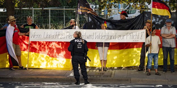 Demonstrierende bei einer Anti-Merkel-Demo tragen ein Transparent mit der Aufschrift „Wenn Unrecht zu Recht wird, wird Widerstand zur Pflicht“ Demonstrierende bei einer Anti-Merkel-Demo tragen ein Transparent mit der Aufschrift „Wenn Unrecht zu Recht wird, wird Widerstand zur Pflicht“