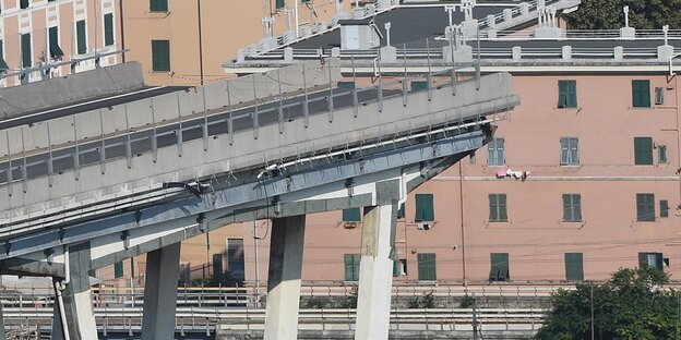 19.08.2018, Italien, Genua: Ein Blick auf die eingestürzte Morandi Autobahnbrücke. 43 Menschen kamen nach aktuellen Angaben bei dem Unglück am 14.08.2018 ums Leben. 19.08.2018, Italien, Genua: Ein Blick auf die eingestürzte Morandi Autobahnbrücke. 43 Menschen kamen nach aktuellen Angaben bei dem Unglück am 14.08.2018 ums Leben.