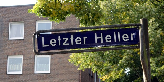 Ein Straßenschild mit der Aufschrift "Letzter Heller". Ein Straßenschild mit der Aufschrift "Letzter Heller".
