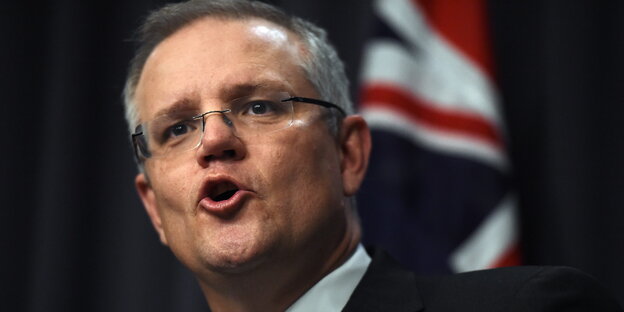 Scott Morrison vor australischer Flagge Scott Morrison vor australischer Flagge