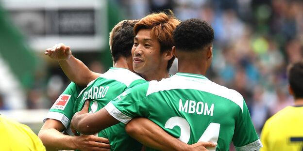Vier Spieler von Werder Bremen umarmen sich beim Torjubel. Vier Spieler von Werder Bremen umarmen sich beim Torjubel.