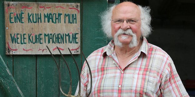 Ein älterer Mann mit weiß-grauem Bart und Halbglatze Ein älterer Mann mit weiß-grauem Bart und Halbglatze