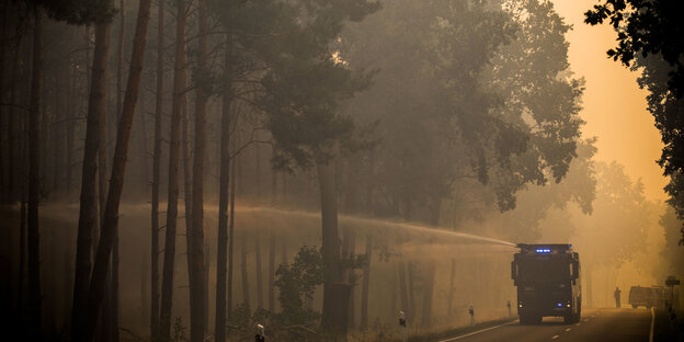 Auch ein Wasserwerfer der Polizei ist im Einsatz bei der Brandbekämpfung in einem Wald bei Treuenbrietzen. Auch ein Wasserwerfer der Polizei ist im Einsatz bei der Brandbekämpfung in einem Wald bei Treuenbrietzen.