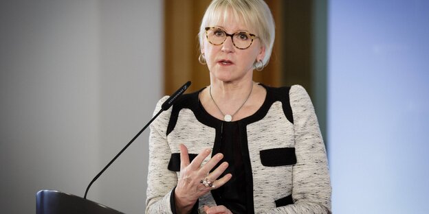 Die schwedische Außenministerin Margot Wallström spricht an einem Podium Die schwedische Außenministerin Margot Wallström spricht an einem Podium