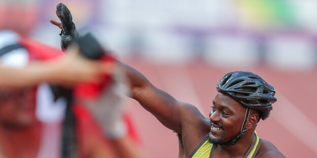 Alhassane Balde winkt Alhassane Balde winkt