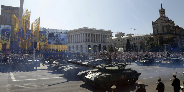 24.08.2018, Ukraine, Kiew: Panzer fahren während einer Militärparade anlässlich des Unhabhängigkeitstages auf der Chreschtschatyk-Straße in Kiew entlang. 24.08.2018, Ukraine, Kiew: Panzer fahren während einer Militärparade anlässlich des Unhabhängigkeitstages auf der Chreschtschatyk-Straße in Kiew entlang.