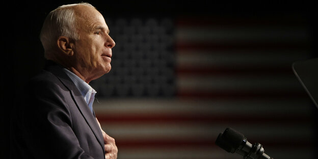 Der damalige republikanische Präsidentschaftskandidat John McCain spricht bei einer Wahlkampfveranstaltung. Der damalige republikanische Präsidentschaftskandidat John McCain spricht bei einer Wahlkampfveranstaltung.
