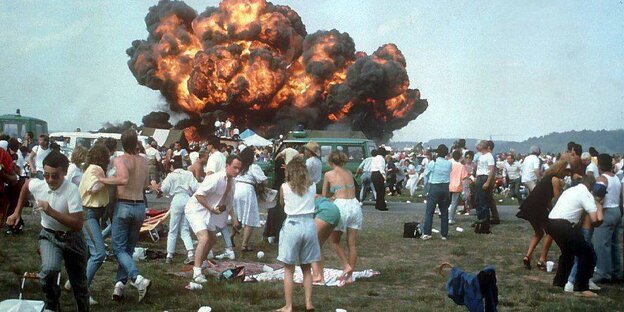 Archivbild: Bei Flugschau-Katastrophe von Ramstein stürzt ein Flugzeug als Feuerball in die Zuschauermenge Archivbild: Bei Flugschau-Katastrophe von Ramstein stürzt ein Flugzeug als Feuerball in die Zuschauermenge