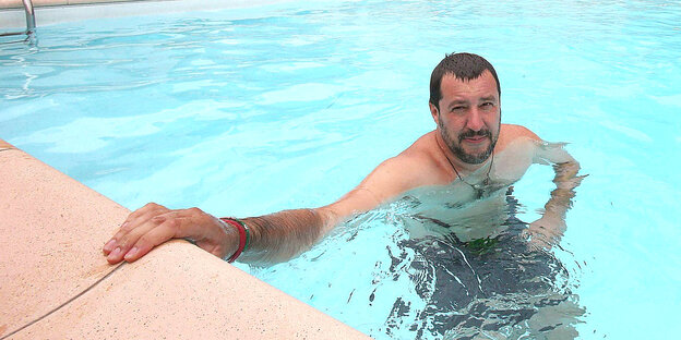 Salvini in einem Swimmingpool Salvini in einem Swimmingpool