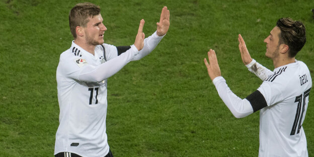 Timo Werner und Mezut Özil geben sich ein High Five Timo Werner und Mezut Özil geben sich ein High Five