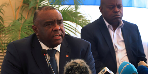 Jean-Pierre Bemba vor Mikrofonen Jean-Pierre Bemba vor Mikrofonen
