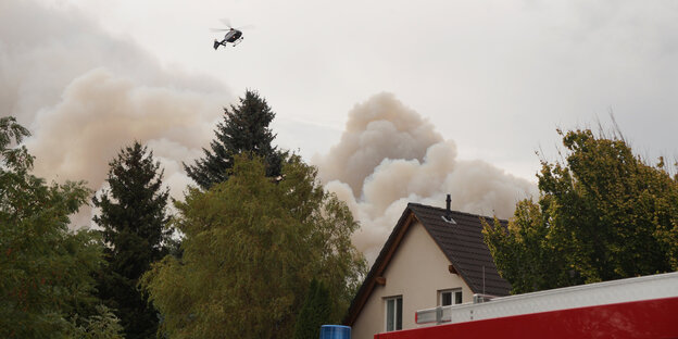 Rauchwolken über Einfamilienhaus Rauchwolken über Einfamilienhaus