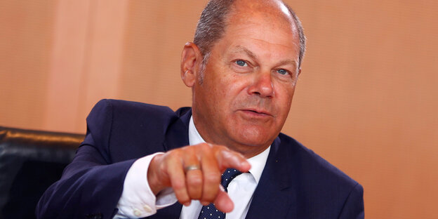 Olaf Scholz deutet mit seinem Finger nach vorne