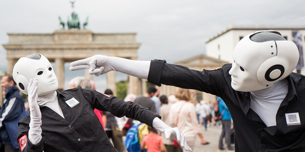 Zwei Roboterdarsteller duellieren sich spielerisch Zwei Roboterdarsteller duellieren sich spielerisch