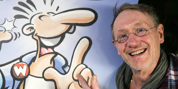 Rötger Feldmann zeigt auf eine Zeichnung der Comic-Figur Werner. Rötger Feldmann zeigt auf eine Zeichnung der Comic-Figur Werner.