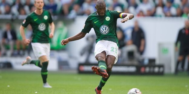 Joshua Guilavogui tritt gegen einen Ball Joshua Guilavogui tritt gegen einen Ball