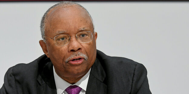 Larry Thompson redet Larry Thompson redet