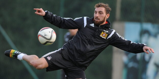 Guram Kashia versucht, einen Ball zu kriegen Guram Kashia versucht, einen Ball zu kriegen