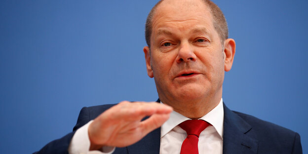 Bundesfinanzminister Olaf Scholz gestikuliert