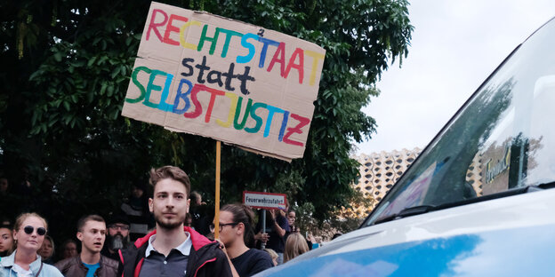 Menschen halten ein Schild hoch Menschen halten ein Schild hoch