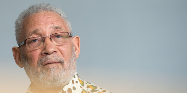 Israel Kaunatjike, ein Mann mit Brille und grauen kurzen Locken Israel Kaunatjike, ein Mann mit Brille und grauen kurzen Locken