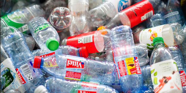 Ein Haufen mit wegegeworfenen Plastikflaschen Ein Haufen mit wegegeworfenen Plastikflaschen