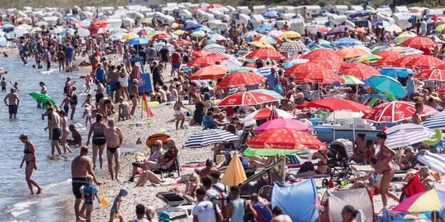 Überfüllter Badestrand an der Ostsee Überfüllter Badestrand an der Ostsee