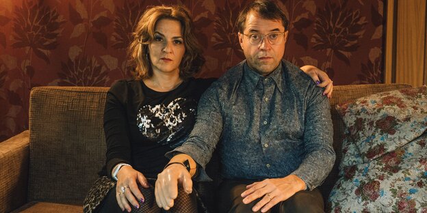 Szene aus Arthurs Gesetz: Martina Gedeck und Jan Josef Liefers sitzen auf einem Sofa, Liefers hat eine Handprothese Szene aus Arthurs Gesetz: Martina Gedeck und Jan Josef Liefers sitzen auf einem Sofa, Liefers hat eine Handprothese