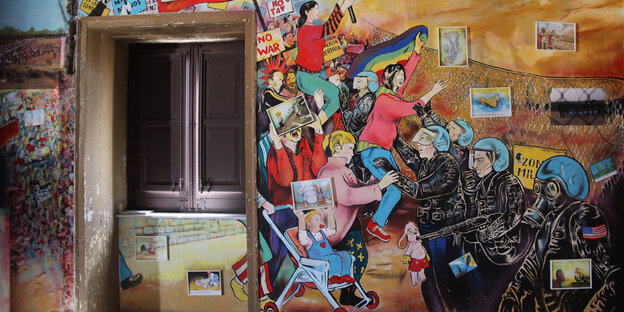 Buntes Kunstwerk an Wand Buntes Kunstwerk an Wand