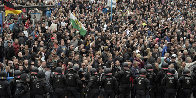 Mehrere hundert Rechtsextreme vor einer Polizeikette in Chemnitz Mehrere hundert Rechtsextreme vor einer Polizeikette in Chemnitz