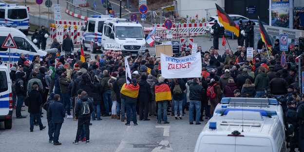 Eine kleine Gruppe von Demonstranten ist eingekesselt von Polizei Eine kleine Gruppe von Demonstranten ist eingekesselt von Polizei