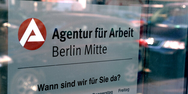 Schild der Agentur für Arbeit Öffnungszeiten Berlin-Mitte Schild der Agentur für Arbeit Öffnungszeiten Berlin-Mitte