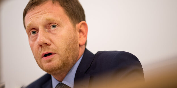 Michael Kretschmer im Porträt, eine Hand hält er sich an die Stirn Michael Kretschmer im Porträt, eine Hand hält er sich an die Stirn