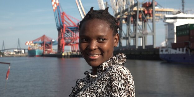 Eine junge Frau im Hamburger Hafen. Eine junge Frau im Hamburger Hafen.
