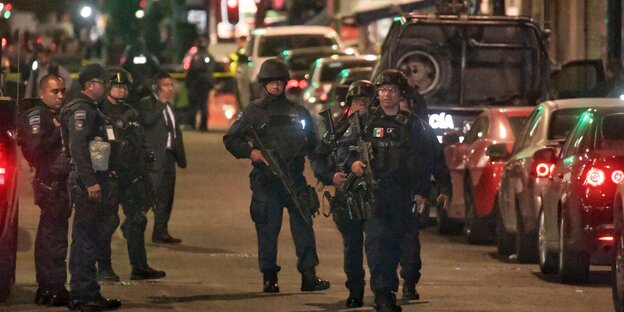 Mexiko-Stadt im August: Mitglieder der Polizei bei der Festnahme eines mexikanischen Drogenbosses. Mexiko-Stadt im August: Mitglieder der Polizei bei der Festnahme eines mexikanischen Drogenbosses.