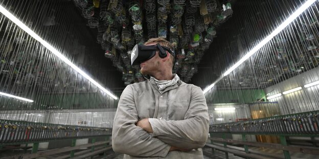 Ein Mann trägt eine Virtual-Reality-Brille Ein Mann trägt eine Virtual-Reality-Brille