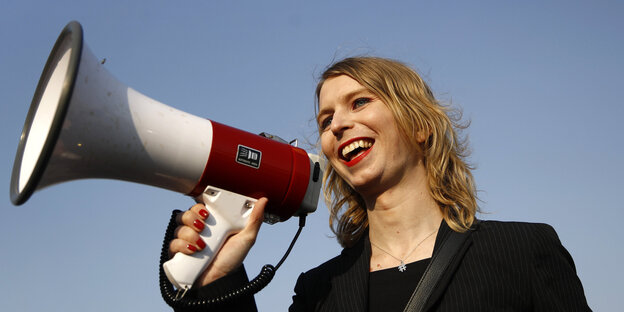 Chelsea Manning spricht in ein Megafon Chelsea Manning spricht in ein Megafon