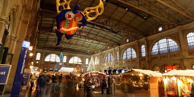 An der Decke der Bahnhofshalle in Zürich hängte eine Nana-Figur