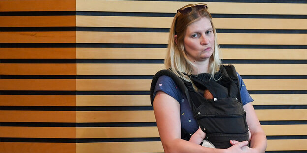 Die Abgeordnete Madeleine Henfling (Grüne) steht mit ihrem neugeborenen Baby im Thüringer Landtag Die Abgeordnete Madeleine Henfling (Grüne) steht mit ihrem neugeborenen Baby im Thüringer Landtag