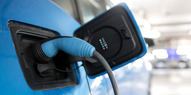 Ein Elektroauto steht an einer Ladestation Ein Elektroauto steht an einer Ladestation