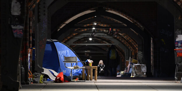 Obdachlose unter der Oberbaumbrücke ein Zeltlager errichtet Obdachlose unter der Oberbaumbrücke ein Zeltlager errichtet