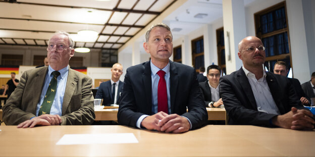Die AfD-Politiker Alexander Gauland, Björn Höcke und Adreas Kalbitz sitzen nebeneinander an einem Tisch Die AfD-Politiker Alexander Gauland, Björn Höcke und Adreas Kalbitz sitzen nebeneinander an einem Tisch